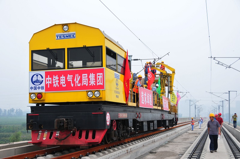 1-2  圖為津秦鐵路客運(yùn)專線接觸網(wǎng)導(dǎo)線架設(shè)作業(yè)現(xiàn)場。 李朝臻攝.jpg