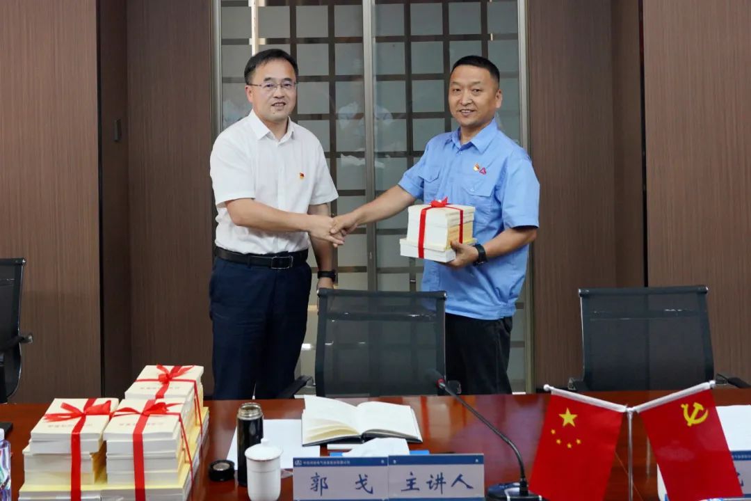 071691367106714211.jpeg 郭戈向聯(lián)系點支部贈書.jpg