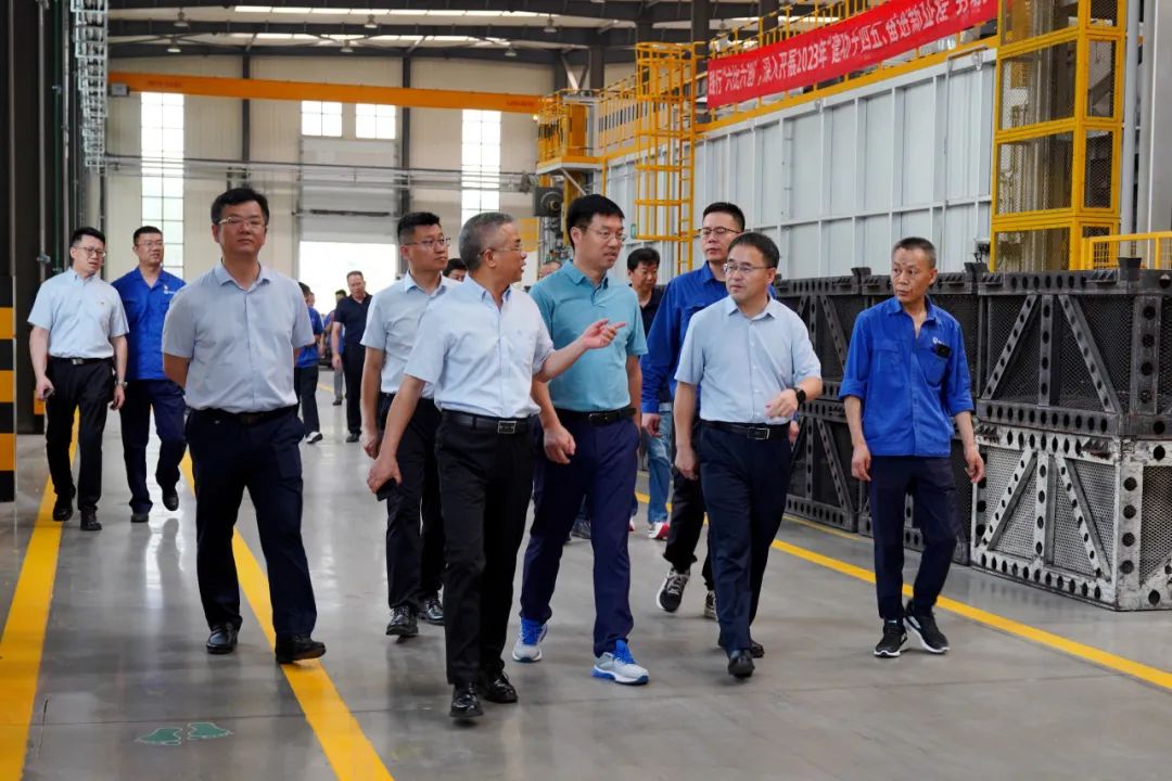 071691367837713102.jpeg 郭戈實(shí)地調(diào)研高鐵電氣生產(chǎn)車間.jpg