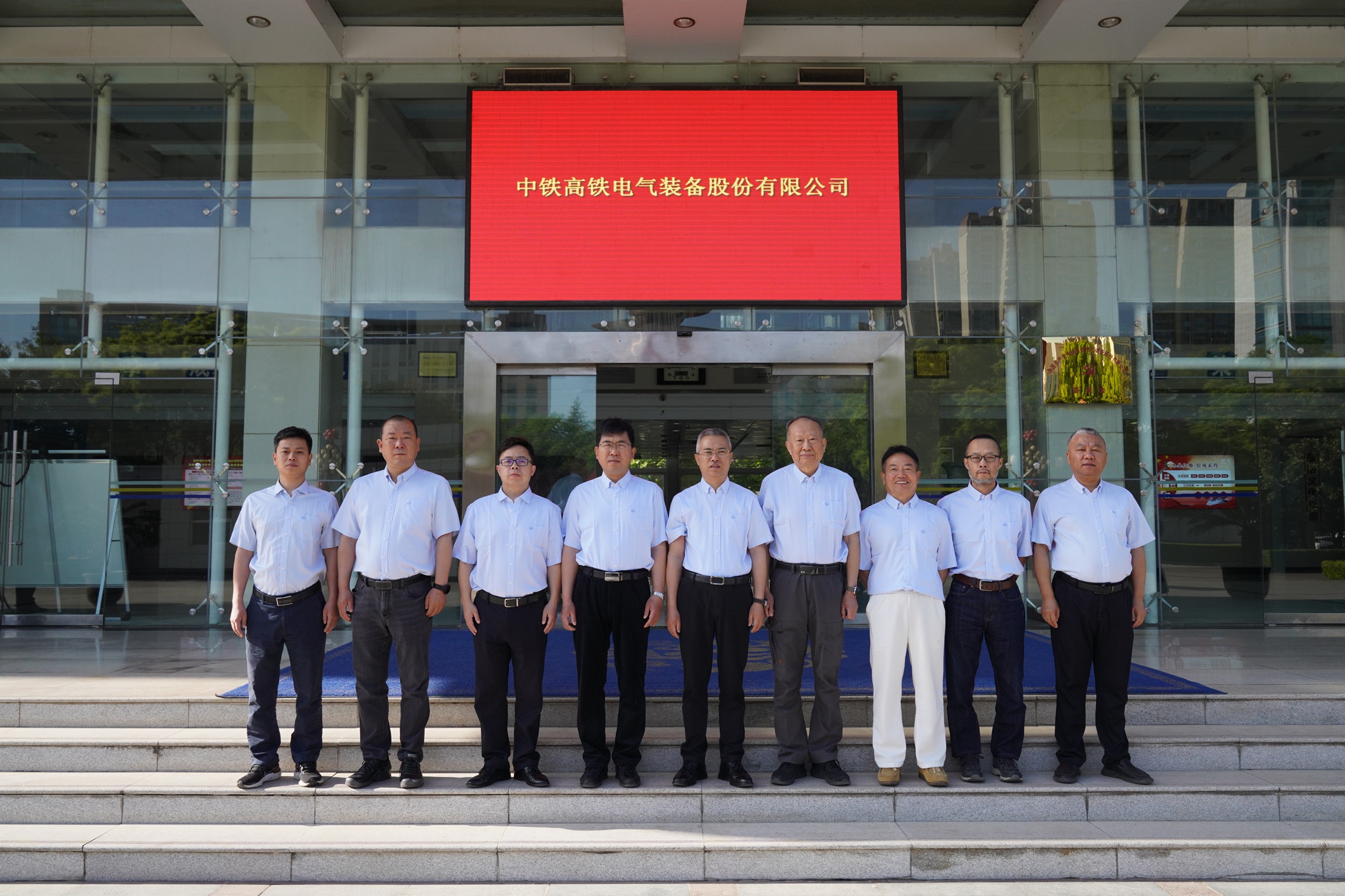 311730354215704647.jpeg 董事會合影 - 副本.jpg